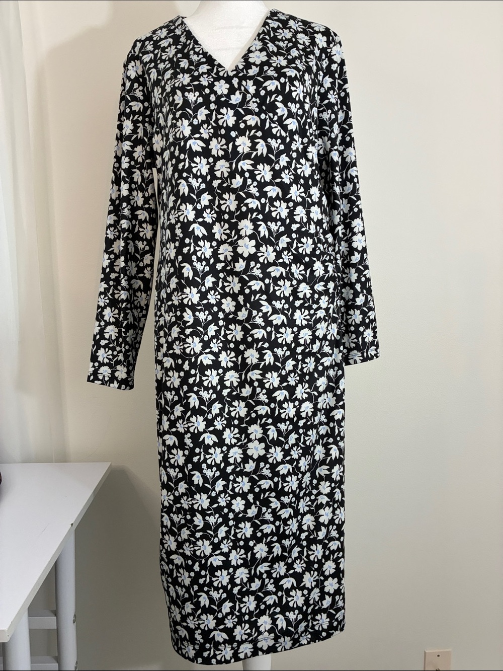 Ann Taylor Black & White Floral V-Neck Long Sleeve Dress L